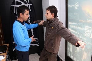 Rudimentarias. Un vendedor hace las 'pruebas' de equilibrio con la pulsera al redactor. :: RAFA FRANCÉS/ AGM/