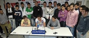 La plantilla del Lorca Deportiva al completo, en el momento de comunicar ayer su decisión de no volver a entrenar. :: P. RE/