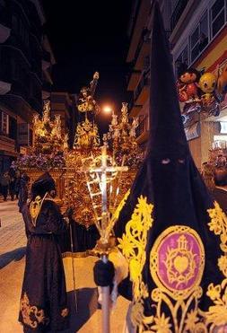 Trono del Cristo de la Coronación de Espinas cerrando ayer la procesión del Paso Azul. :: P. A. / AGM/