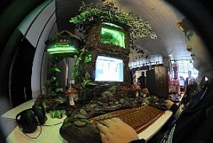 Una joven juega en la Campus Party Europa, en Madrid. ::
EFE/