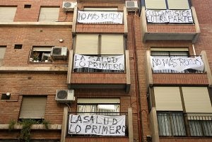 Pancartas contra el ruido de un local de copas en un edificio del centro de Murcia. :: VICENTE VICENS (AGM)/