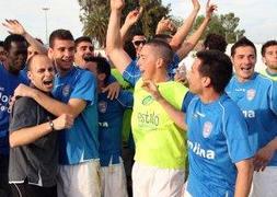 Los jugadores de el Molina festejan el ascenso. :: EDU BOTELLA / AGM/