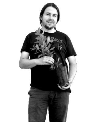 Jorge Sánchez Balibrea, con un madroño. :: M. BARRANCO/