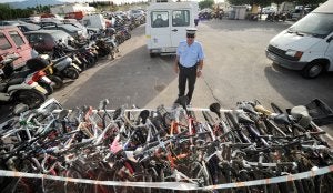 Bicicletas recuperadas por la Policía, y que se guardan en el depósito municipal de la finca del Mayayo. :: ISRAEL SÁNCHEZ / AGM/