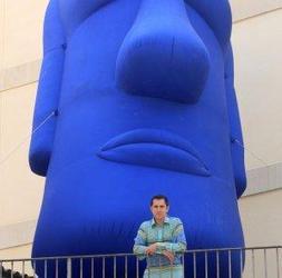 Nadin Ospina, ayer con una de sus obras en el Palacio Molina de Cartagena. :: PABLO SÁNCHEZ/AGM/