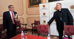 Juan Carlos de la Cerra y el obispo de Cartagena, ayer, en el Palacio Episcopal antes de anunciar los cambios en la Cofradía California. :: ISRAEL SÁNCHEZ / AGM/