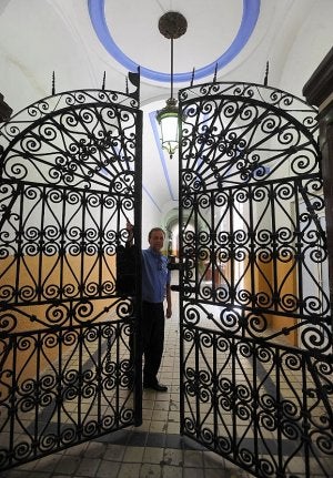 El secretario general de la Hermandad de Labradores, Andrés Espinosa, en la puerta de rejas del carrerón de San Francisco. :: PACO ALONSO / AGM/