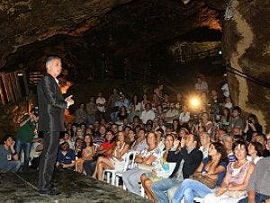 Juan Ramón Lucas presentando el concierto de Arcángel. :: P. SANCHEZ/