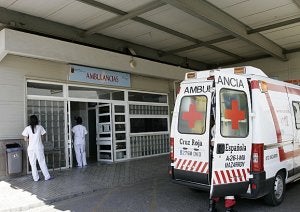 Una ambulancia frente a la puerta de urgencias del Hospital Santa María del Rosell, en una fotografía de archivo. :: J. M. RODRÍGUEZ / AGM/