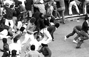 Pamplona. Antioquío cornea en 1980 a Vicente Risco, su segunda víctima. ::
MENA/DIARIO DE NAVARRA/