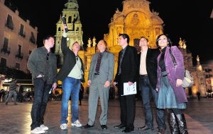 La comitiva de Paramount con su vicepresidente, Michael Bartok (3i) en la plaza de Belluga, ante la catedral, junto a una guía. :: V. V. / AGM/