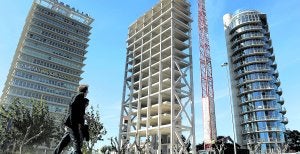 Tres edificios exclusivos de Juan Carlos I. Torre Godoy, el primero de la era de cristal y hormigón; el esqueleto de Torre Invercón, y Torre Panorama, en venta. :: NACHO GARCÍA/AGM/
