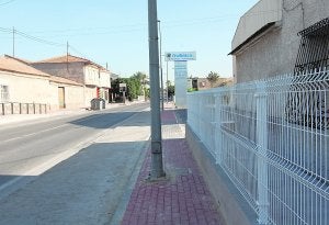 Farola que dificulta el paso en mitad de una acera