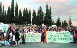 Miembros del AMPA y alumnos del Colegio Virgen de la Vega, ayer durante la protesta. ::
JORGE G. BADÍA/