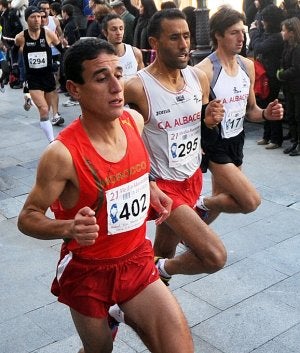 Tres atletas, poco después de inicio de la prueba. :: ISRAEL SÁNCHEZ / AGM/