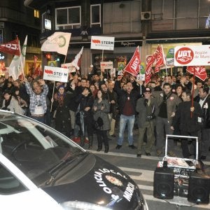 Los funcionarios agitan su protesta en la puerta de la vivienda de Valcárcel en la Gran Vía. ::
N. GARCÍA / AGM/