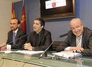 Salvador Marín, Pedro Alberto Cruz y Jesús Samper, en su comparecencia ayer en Turismo. :: G. C. / AGM/