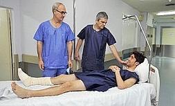 Ripoll y De Prado junto a Forlín tras ser operado ayer en la clínica San Carlos. :: LA VERDAD/