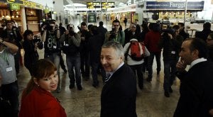 Los ministros Leire Pajín y José Blanco, junto al alcalde de Elche, en la nueva terminal. ::
RAFA MOLINA/