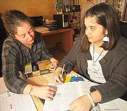 Alba completa en casa unos ejercicios de Inglés, ayudada por su madre, Rubi. :: ANTONIO GIL / AGM/