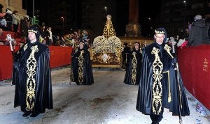 Tercio de nazarenos con capa que asemeja a la toga que utilizan en los Tribunales de Justicia los profesionales del Derecho.::
P. A. / AGM/