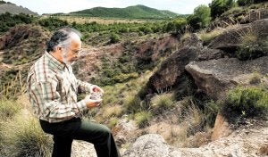 El profesor de la UPCT Tomás Rodríguez Estrella, inspeccionando el jueves el epicentro del terremoto, localizado en Carraclaca, en el borde sur de la Sierra de Tercia. ::
MARTÍNEZ BUESO/
