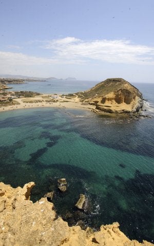 La playa de Los Cocedores, en primer término, con el volcán de Punta Parda y el perfil de Cuatro Calas al fondo./