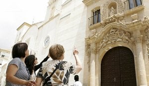 Tres mujeres contemplan los daños en la fachada de la iglesia de Santo Domingo:: SONIA MARTÍNEZ LARIO / AGM/