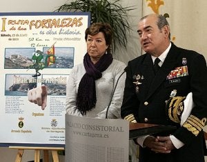 La alcaldesa, Pilar Barreiro, y el exalmirante de Acción Marítima, Emilio José Nieto, en 2010. :: J. M. R. / AGM/