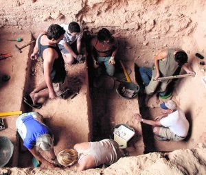 Grupo de arqueólogos y estudiantes excavando en Cueva Negra, Caravaca de la Cruz./