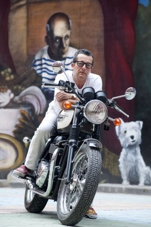 José Fermín Serrano, sobre su moto en la Plaza de la Aurora: ::
VICENTE
VICÉNS / AGM/