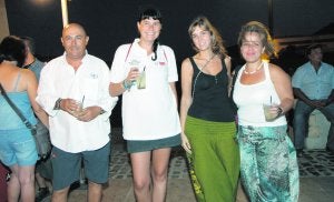 Javier Caballero, Marina Cano, Patricia Recio y Eva Villar, durante la velada musical en el Muelle. :: JUAN CARLOS CAMPOY / AGM/