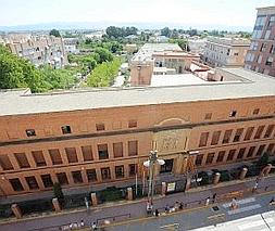 Fachada principal del edificio del IES Ramón Arcas que tiene que ser demolida por el mal estado de la misma. :: PACO ALONSO / AGM/