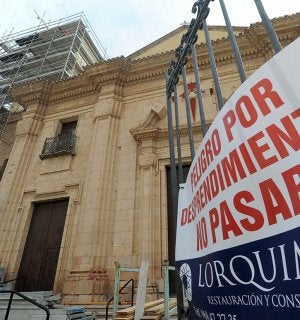 Un cartel prohíbe el paso al atrio de la iglesia de Santiago por el peligro que entraña los desprendimientos que pueden producirse del monumento. :: PACO ALONSO / AGM/