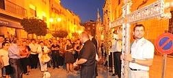 Un momento del Vía Crucis que se celebró anoche y que partió de la puerta de la iglesia de San Francisco. :: PACO ALONSO / AGM/