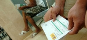 Un inmigrante estudia un certificado en un centro oficial de Murcia. ::
GUILLERMO CARRIÓN/AGM/