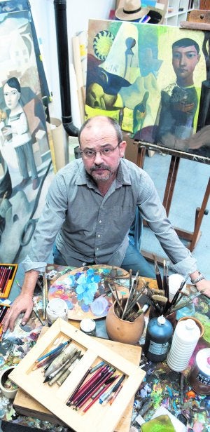 El artista Paco Ñíguez, en su estudio y, debajo, una de las obras de la serie 'Prodigios'. :: VICENTE VICENS/AGM/