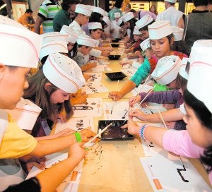 Niños pintando con chocolate en el centro comercial Thader. :: F.M./AGM/