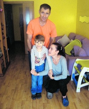 Cristóbal Gómez y María Peñafiel, con su hijo Perico, de seis años, en su casa de El Ranero. :: J. G. B./