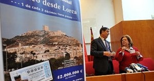 César Palazuelos y Saturnina Martínez, ayer durante la presentación del sorteo de lotería. ::
`P. A. / AGM/