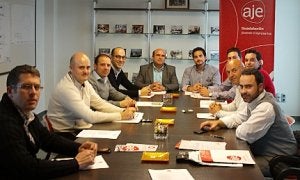 Un mometo de la reunión con Fracisco Trenza y Juan David Ruiz al fondo. ::/