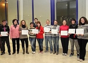 Los jóvenes participantes en el taller con sus diplomas. ::
LA VERDAD/