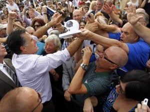 Mitt Romney saluda a sus seguidores en la localidad de Hialeah, al sur de Florida. :: REUTERS/