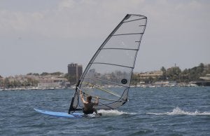 Un practicante de windsurf en el Mar Menor. ::
GUILLERMO CARRIÓN / AGM/