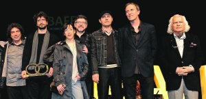De izquierda a derecha, Ribeiro, Gonzalo Ballester, Laura Pousa y Ricardo Steinberg, Mahmud Reza, Ignacio Oliva y Bahman Magsoudlou, al finalizar la gala de entrega de los premios. :: NACHO GARCÍA / AGM/