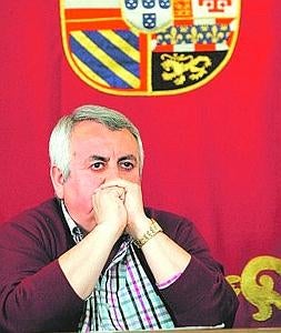 El alcalde pensativo mientras gritaban los activistas. :: F. MANZANERA/AGM/