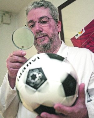 El podólogo murciano Capel, ayer en su consulta. ::
FRAN MANZANERA/