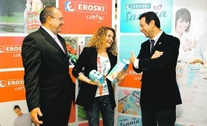 José A. Hernández, gerente de Eroski Infante; María José Gómez, nutricionista y Jesús Román, pte. de la Asociación de Dietética. ::
F. M./