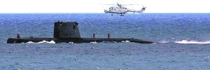 El submarino 'Siroco' emerge a la superficie para recoger los suministros que les proporciona un helicóptero, durante unas maniobras en el Mar Jónico en 2002. :: AP/