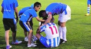 Unos niños y el capitán del Palencia consuelan a Villanueva al final del encuentro. ::
PACO ALONSO/AGM/